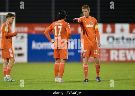 11.10.2024, Velbert, IMS Arena, Deutschland, Niederrhein Pokal, SSVg Velbert gegen MSV Duisburg DFB-Regionalliga West-Vorschriften verbieten jede Verwendung von Fotografien als Bildsequenzen und/oder Quasi-Video im Bild Patrick Sussek ( MSV Duisburg #37 ), Mert Göckan ( MSV Duisburg #17 ) bekommen von Gerrit Wegfkamp ( MSV Duisburg #13 ) die Richtung angezeigt. Foto © Nordphoto GmbH/Freund Stockfoto