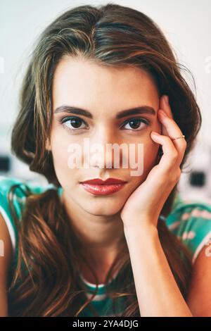 Porträt, Retro und Warten mit Frau im Diner, um sich für Gastfreundschaft oder Service Nahaufnahme zu entspannen. Gesicht, Make-up und ernst mit einem selbstbewussten Kunden Stockfoto