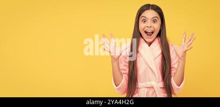 Teenager, die sich entspannt und überrascht fühlt. Kindheits-Glückseligkeit. Guten Morgen. Kindergesicht, horizontales Poster, isoliertes Porträt eines Teenagers, Banner Stockfoto