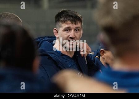 Ben Curry spricht in Sale Sharks Huddle Post Match - Sale Sharks vs Newcastle Falcons - Gallagher Premiership Rugby - 11. Oktober 2024 - Salford Community Stadium Credit: Samuel Wardle/Alamy Live News Stockfoto