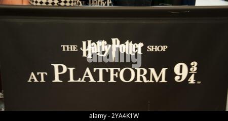 Schild für Harry Potter Shop, Bahnsteig 9 3/4 - Harry Potter's Platform, Kings Cross Station; Camden, London, England, Großbritannien; die Plattform von Stockfoto