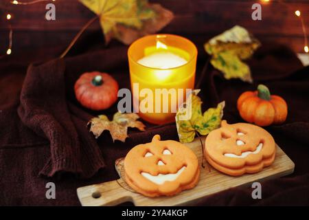 Gemütliche Herbsttage, brennende Kerzen, Kürbisse, Herbstblätter. Happy Thanksgiving und Halloween. Hallo Herbstsaison Stockfoto