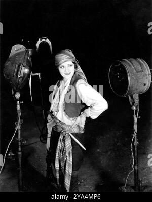 IRENE RICH am Set offen, ohne Make-up unter einem neuen Lichtsystem während der Dreharbeiten der KLETTERER fotografiert zu werden 1927 spielt Regisseur PAUL L. STEIN Clyde Fitch Kameramann Frank Kesson Warner Bros Stockfoto