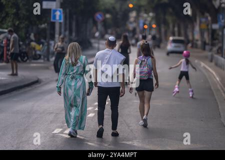 Tel Aviv, Israel. Oktober 2024. Israelis genießen die leere Straße la während eines schnellen Tages des jüdischen Feiertags von Jom Kippur. Quelle: Ilia Yefimovich/dpa/Alamy Live News Stockfoto