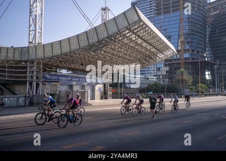 Tel Aviv, Israel. Oktober 2024. Die Menschen fahren mit dem Fahrrad auf einer leeren Autobahn während eines schnellen Tages des jüdischen Feiertags von Jom Kippur. Quelle: Ilia Yefimovich/dpa/Alamy Live News Stockfoto