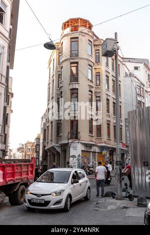 Istanbul, Turkiye - 8. Oktober 2024: Blick von den Beyoglu Street, generische Architektur im geschäftigsten Viertel Istanbuls. Stockfoto