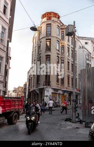 Istanbul, Turkiye - 8. Oktober 2024: Blick von den Beyoglu Street, generische Architektur im geschäftigsten Viertel Istanbuls. Stockfoto