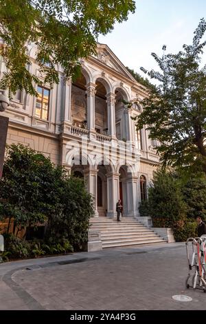 Istanbul, Turkiye - 8. Oktober 2024: Der Eingang des Soho-Hauses Istanbul in Beyoglu. Das Soho House wird vom ehemaligen US-Konsulat-Gebäude beherbergt. Stockfoto