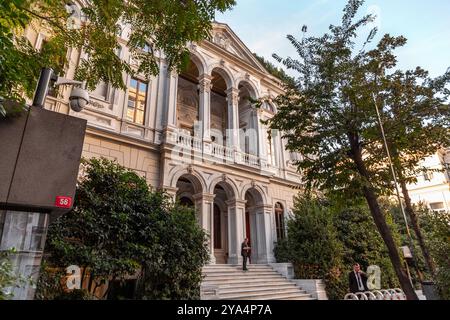 Istanbul, Turkiye - 8. Oktober 2024: Der Eingang des Soho-Hauses Istanbul in Beyoglu. Das Soho House wird vom ehemaligen US-Konsulat-Gebäude beherbergt. Stockfoto