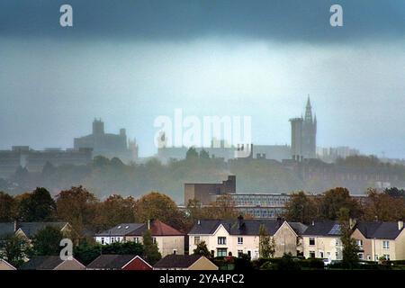 Glasgow, Schottland, Großbritannien. Oktober 2024. Wetter in Großbritannien: Nass, da die Stadt im Regen hinter der gotischen Skyline des westlichen Endes von glasgow enttäuscht. Credit Gerard Ferry/Alamy Live News Stockfoto