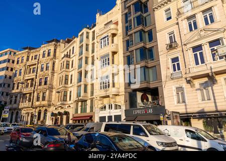 Istanbul, Turkiye - 8. Oktober 2024: Blick von den Beyoglu Street, generische Architektur im geschäftigsten Viertel Istanbuls. Stockfoto