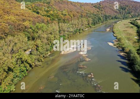 Luftaufnahme der illegalen Ausbeutung von Flusssand und Kies mit Bagger auf Flussufer für Drohne Stockfoto