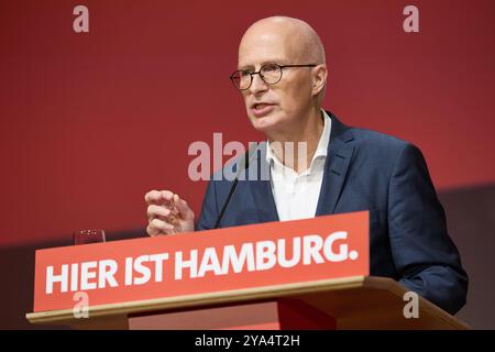 Hamburg, Deutschland. Oktober 2024. Peter Tschentscher (SPD), erster Bürgermeister von Hamburg, steht auf der Bühne während der SPD-Landesvertreterversammlung Hamburg. Quelle: Georg Wendt/dpa/Alamy Live News Stockfoto