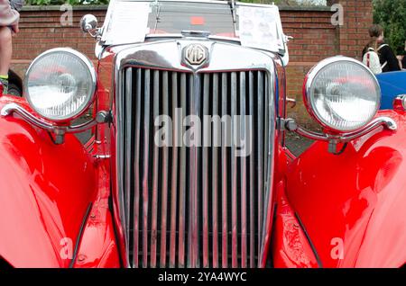 Carryduff County Down Nordirland 21. September 2024 – Vorderansicht des roten MG TD Roadsters mit zwei Spots und Chrom-Stoßfänger Stockfoto