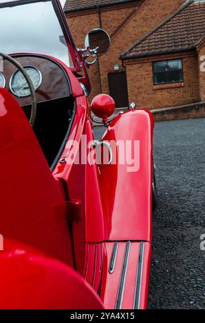 Carryduff County Down Nordirland 21. September 2024 – Nahaufnahme des roten MG TD-Laufbretts und des Kotflügels auf der Carryduff Car Show Stockfoto