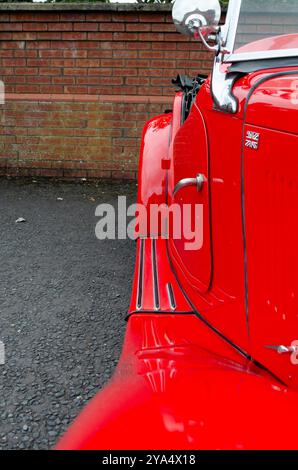 Carryduff County Down Nordirland 21. September 2024 – Nahaufnahme des roten MG TD-Laufbretts und des Kotflügels auf der Carryduff Car Show Stockfoto