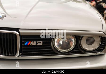 Carryduff County Down Nordirland 21. September 2024 – BMW-Kühlergrill rechts mit Scheinwerfergruppe und M3-Aufkleber Stockfoto