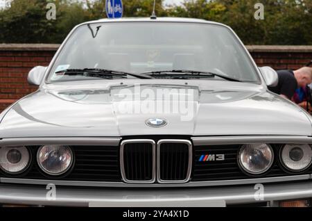 Carryduff County Down Nordirland 21. September 2024 – BMW-Kühlergrill rechts mit Scheinwerfergruppe und M3-Aufkleber Stockfoto