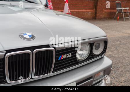 Carryduff County Down Nordirland 21. September 2024 – BMW-Kühlergrill rechts mit Scheinwerfergruppe und M3-Aufkleber Stockfoto