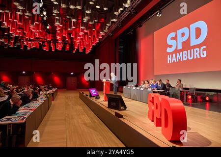 Hamburg, Deutschland. Oktober 2024. Peter Tschentscher (SPD), erster Bürgermeister von Hamburg, steht auf der Bühne während der SPD-Landesvertreterversammlung Hamburg. Quelle: Georg Wendt/dpa/Alamy Live News Stockfoto