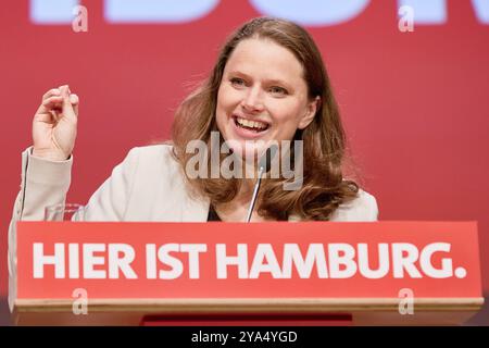 Hamburg, Deutschland. Oktober 2024. Melanie Leonhard (SPD), Landesvorsitzende der SPD Hamburg, steht auf der Bühne der SPD-Landesvertreterversammlung Hamburg. Quelle: Georg Wendt/dpa/Alamy Live News Stockfoto