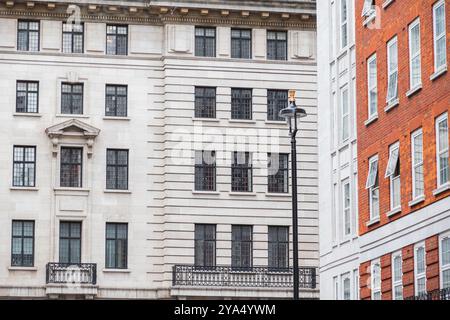 Fassade eines großen, flachen Gebäudes aus Stein in Portland, Chiltern Court, oberhalb der Baker Street Station in London Stockfoto