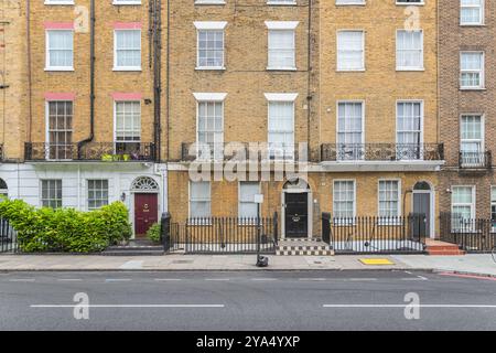 Fassade georgianischer Reihenhäuser rund um Marylebone in London, Großbritannien Stockfoto