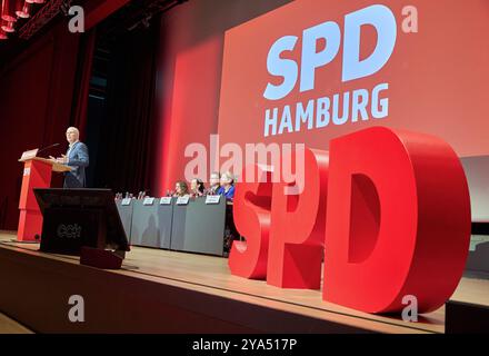 Hamburg, Deutschland. Oktober 2024. Peter Tschentscher (SPD), erster Bürgermeister von Hamburg, steht auf der Bühne während der SPD-Landesvertreterversammlung Hamburg. Quelle: Georg Wendt/dpa/Alamy Live News Stockfoto