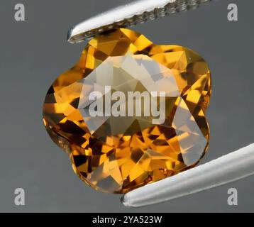 Exquisiter Radiant Natural Citrine Edelstein im Blumenschliff-Design. Stockfoto