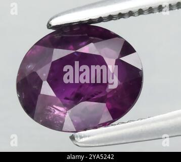 Exquisiter natürlicher Amethyst-Edelstein im ovalen Schliff, mit Präzision dargestellt. Stockfoto