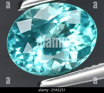 Radiant Aqua Marine Blue Natural Edelstein in Brilliant Cut Display. Stockfoto