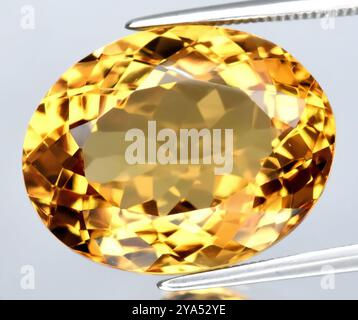 Exquisiter goldener Citrine Edelstein mit brillantem Schnitt und strahlender Klarheit. Stockfoto