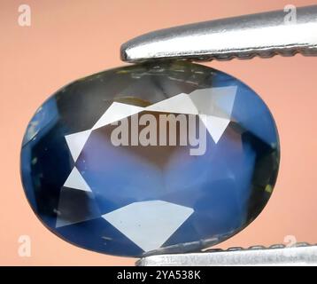 Exquisiter natürlicher blauer Saphirstein mit komplizierter Facettierung und brillantem Glanz. Stockfoto