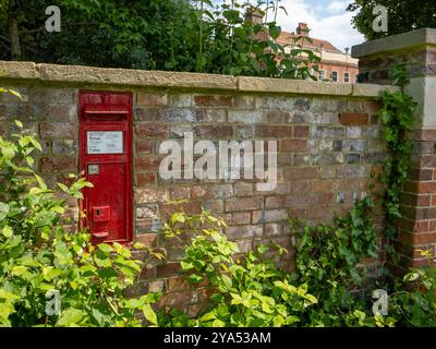 Viktorianische Royal Mail Briefkasten, noch in Gebrauch, in der Wand eines privaten Gebäudes in der Nähe des Dorfes Markyate in Hertfordshire Stockfoto