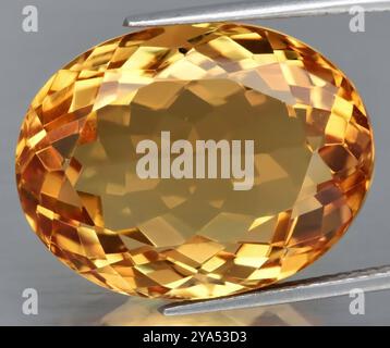 Exquisite Golden Citrine Edelstein Showcase mit komplizierter Facettierung. Stockfoto