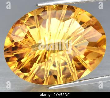 Strahlender goldener Citrine Edelstein mit komplizierter Facettierung und leuchtender Klarheit. Stockfoto