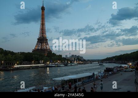 Paris, Frankreich, 12. August 2024 Blick auf den Eiffelturm mit olympischen Ringen während der olympischen sommerspiele in Paris Stockfoto
