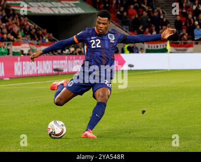 Budapest, Ungarn. Oktober 2024. Denzel Dumfries aus den Niederlanden kontrolliert den Ball während des Spiels der UEFA Nations League 2024/25 League A in der Gruppe A3 zwischen Ungarn und den Niederlanden am 11. Oktober 2024 in Budapest. Quelle: Laszlo Szirtesi/Alamy Live News Stockfoto