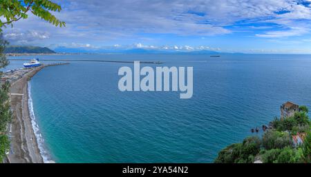 Panoramablick auf den Golf von Salerno von der Stadtvilla von Vietri sul Mare, Italien. Stockfoto