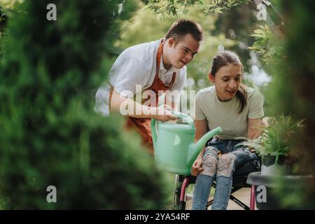 Junge Mann und Frau, die gemeinsam in einer friedlichen Gartenumgebung arbeiten Stockfoto