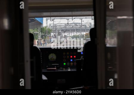 Rote Signalanzeige aus der Fahrerkabine eines Hochgeschwindigkeitszugs am Tagesbahnhof Bild von vande bharat oder indischem Eisenbahnzug A Stockfoto