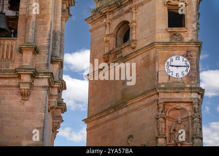 Detail des Tardon-Turms und des Renaissance-Glockenturms der Kirche Santísima Trinidad von Alcaraz, Albacete, Castilla-La Mancha, Spanien Stockfoto