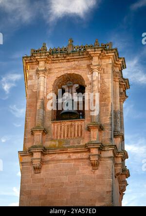 Detail des Renaissance-Glockenturms der Kirche Santísima Trinidad von Alcaraz, Albacete, Castilla-La Mancha, Spanien Stockfoto