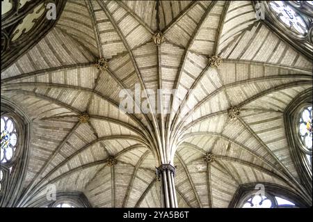 LONDON - 28. MAI: Innere der Westminster Abbey, London, UK, 28. Mai 2015. Die Abtei war der traditionelle Ort der Krönung und Begräbnisstätte f Stockfoto