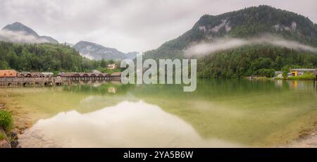 Passagierbootstation, Pier oder Dock am Königssee im Nationalpark Berchtesgaden, Alpen Deutschland, Europa. Schönheit des Naturkonzepts Hintergrund. Stockfoto