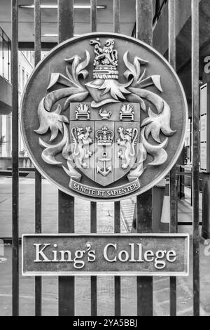 LONDON – MAI 31: Emblem am Eingangstor des King's College in London, 31. Mai 2015. Das King's College gilt als eine der führenden Multidisziplinen Stockfoto