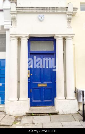 LONDON – MAI 31: Die Haustür von Hugh Grants Haus im Film Notting Hill, London, 31. Mai 2015. Das Gebäude befindet sich in 280 Westbourne Park Stockfoto