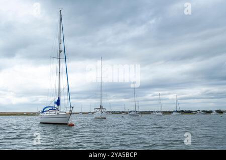 Segelboote liegen in Keyhaven Lake, Keyhaven, Hampshire, England, Großbritannien Stockfoto