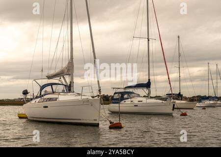 Segelboote liegen in Keyhaven Lake, Keyhaven, Hampshire, England, Großbritannien Stockfoto