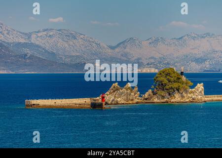 Passagier- und Frachthafen in Trpancia auf der Halbinsel Peljesac, Touristenattraktion, Ort, an dem Schiffe anlegen, Statue unserer Lieben Frau von der Pfeife der S Stockfoto